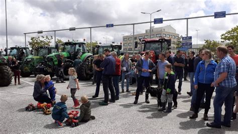 boeren blokkeren enkele uren distributiecentrum ah  zaandam