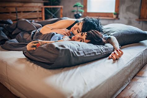 lesbische paar schläft im bett stockfoto und mehr bilder von