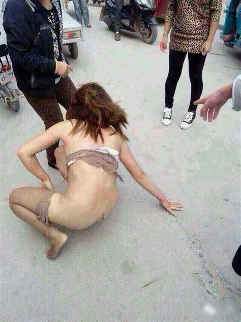 【画像】中国の街中で不倫した女が素っ裸にされてる・・・ ポッカキット