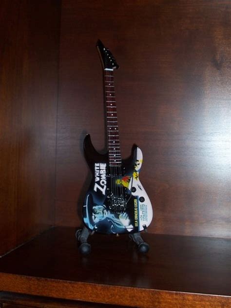 Metallica Kirk Hammett Mini Guitar White Zombie Collectible T
