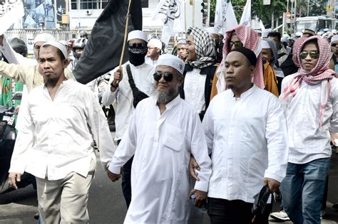 rise of hard line islamist groups alarms moderate indonesian muslims