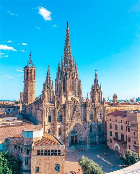barcelona cathedral  jewel   gothic quarter serentripidy