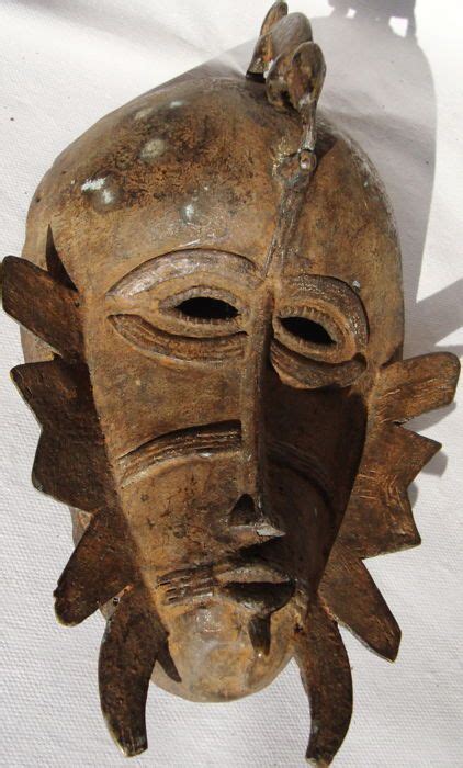 attualmente nelle aste  catawiki maschera  bronzo africano kpelie senufo costa