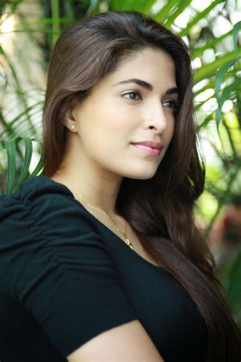 actress parvathy omanakuttan hot pics in black dress cap