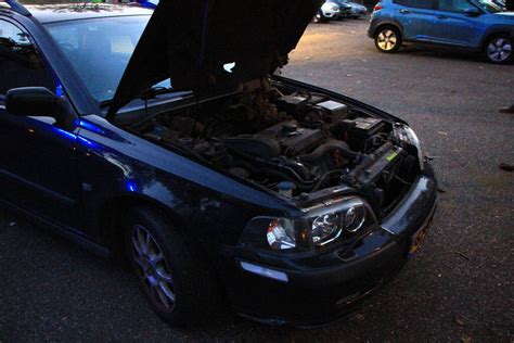 rookontwikkeling onder motorkap van auto vrakkerveld  weert