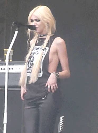 Taylor Momsen Flashing Her Breasts Motion F