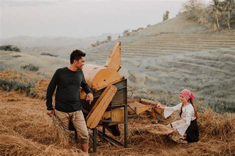 This Couple’s Engagement Shoot Depicts The Simple Filipino Life And We