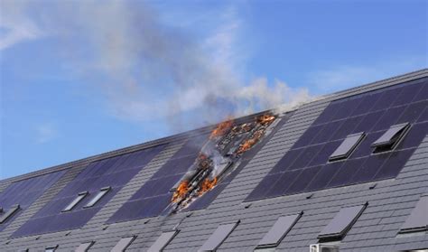 dak met zonnepanelen  brand  sliedrecht brandweer schaalt op het kompas sliedrecht