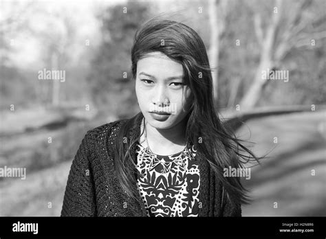 Filipina Modell Im Richmond Park Stockfotografie Alamy