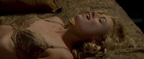 naked yvonne strahovski in manhattan night