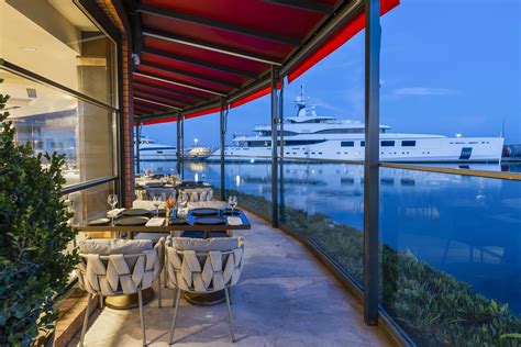 yacht club bar crowne plaza restaurant ve barlari