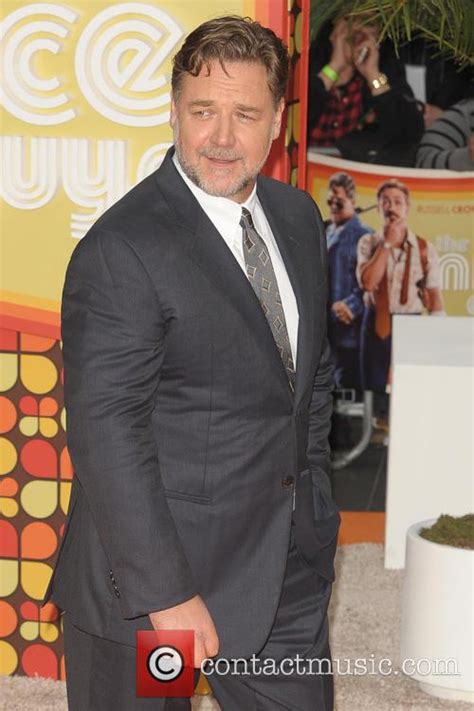 russell crowe apologises for joke about sodomising female co star