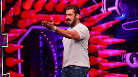 Bigg Boss Ott 2 Angry Salman Khan Reacts To The Kiss Leaves Show