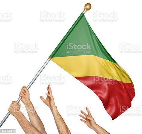equipo de manos de los pueblos izando la bandera nacional de la republica del congo foto de
