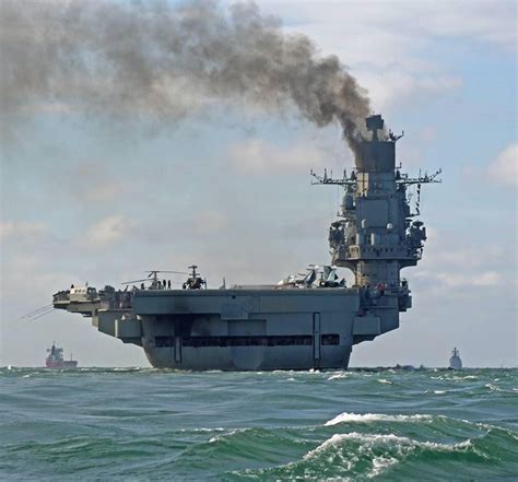russen  verlegenheid tweede toestel vliegdekschip plonst  zee bij