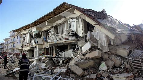 earthquake  injured  killed people pulled  fallen buildings signs    days