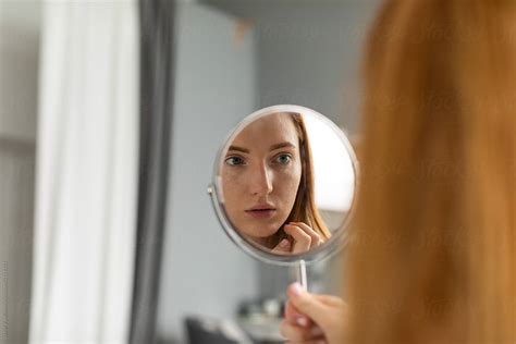 «redhead Woman Looking At Her Reflection In Mirror Del Colaborador De