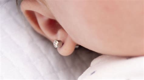 mengobati luka tindik telinga  bernanah  bayi klikdokter