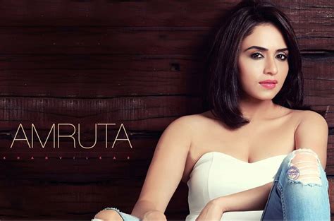 Amruta Khanvilkar Hindi And Marathi Actress Super Sexy Images