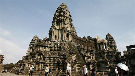 French Tourists Arrested For Nude Photos At Cambodias Angkor