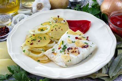 Bacalao Al Horno Con Patatas Y Cebolla Receta De Cocina Fácil Y