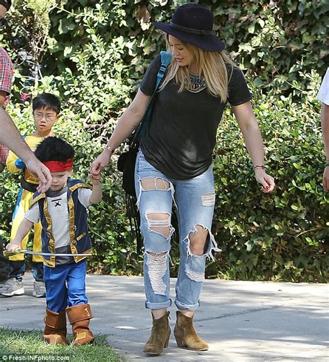 hilary duff and estranged husband mike comrie take son