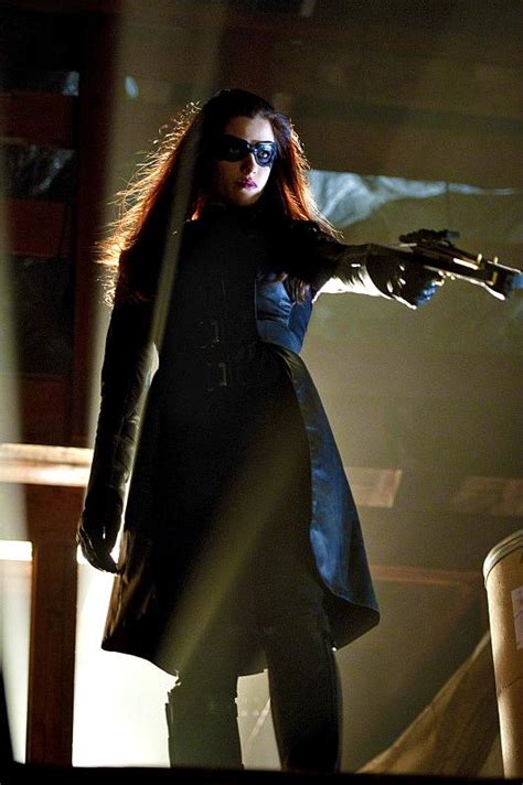 five new pictures of the huntress from arrow the mary sue