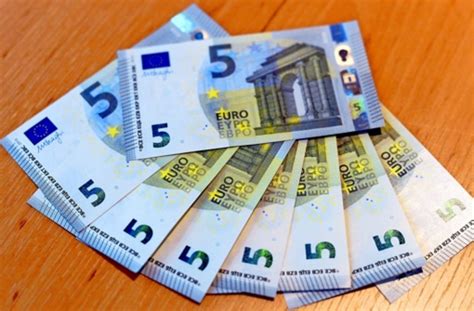 faelschungssicherer die neuen fuenf euro scheine kommen wirtschaft