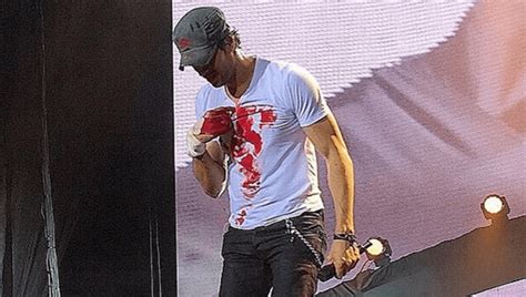 enrique iglesias  injures hand  show  flying drone fstoppers