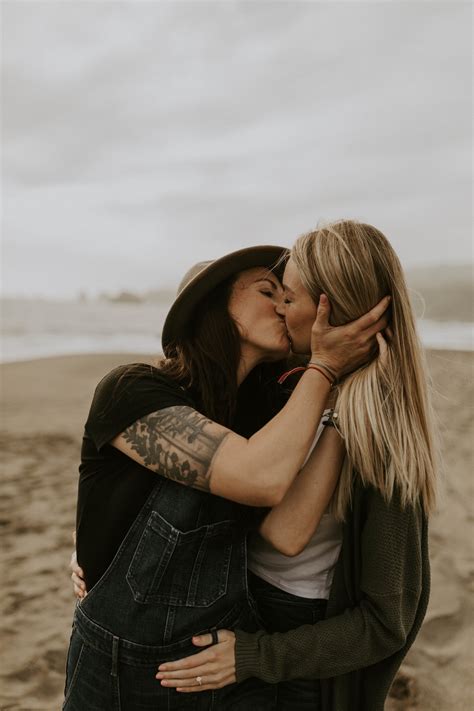 Lesbian Couple Kiss Wallpapers Wallpaper Cave