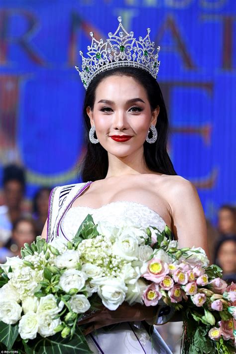 Thai Model 20 Is Crowned Transgender Beauty Queen Daily Mail Online