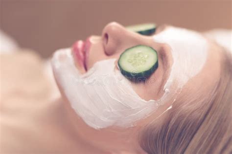 spa facial mask application spa beauty organic facial mask application