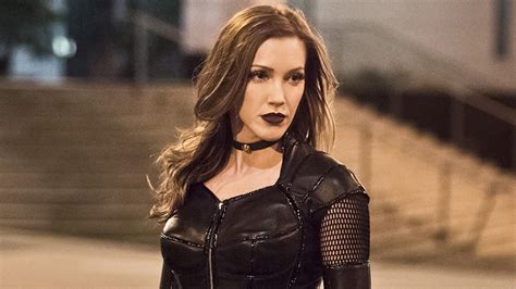Arrow S Katie Cassidy Rodgers Has Pitched A Birds Of Prey Spin Off
