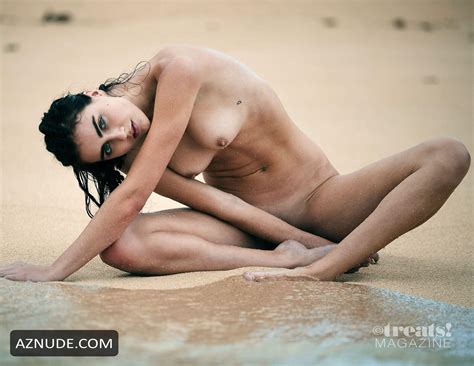 Anna Wolf Poses Fully Naked On The Beach In A Photoshoot