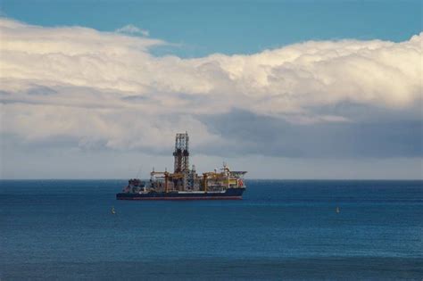 deepwater leads  discovered oil  gas