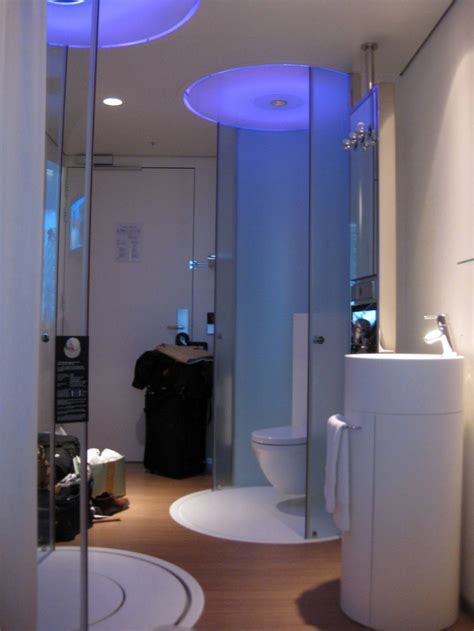 bright  inviting tiny bathroom design ideas