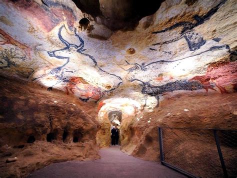 lascaux caves tourism holiday guide