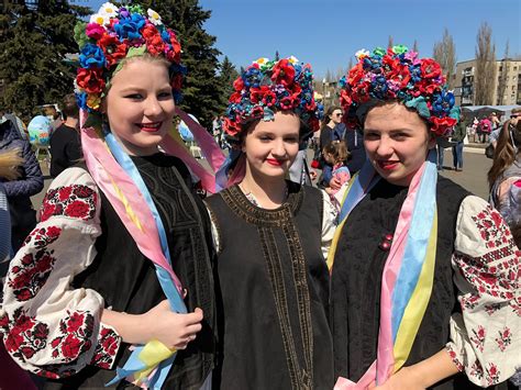 ukraine festival bringt normalitaet  frontstadt mdrde
