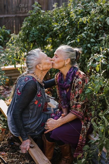 Gebet Schwanken Ziel Young And Old Lesbians Kissing Klein Behaupten