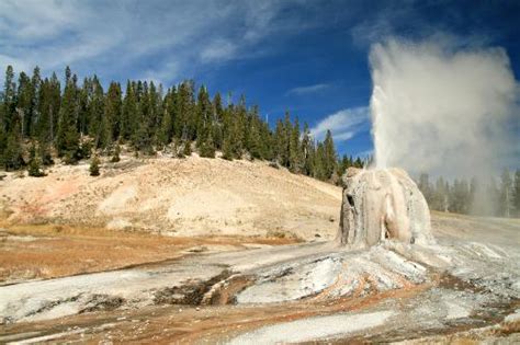 lone star geyser yellowstone national park wy