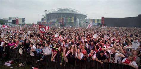 fanatieke aanhang ajax wil de mogelijke huldiging morgen boycotten nrc