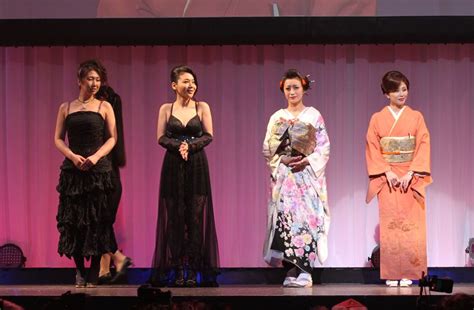 Satsuki Kirioka Wins Livedoor Media Award At 2012 Porn Awards