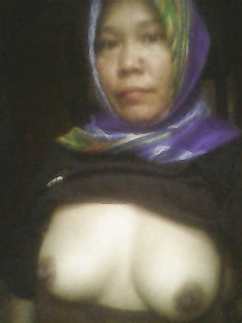 indonesian tante berjilbab selfi bugil 7 pics
