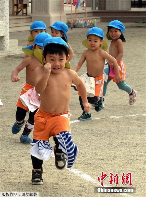 일본 어린이들 대한에 상반신 알몸으로 신체단련 2 인민넷 조문판 人民网