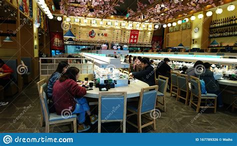 Shenzhen Cina Uomini E Donne Mangiano Cibo Delizioso In Un Nuovo
