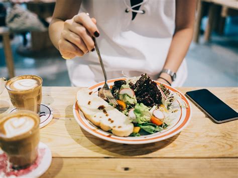 8 signs it s time to see a therapist about your relationship with food