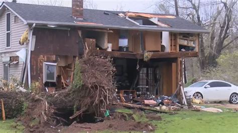 missouri tornado kills    people  widespread damage