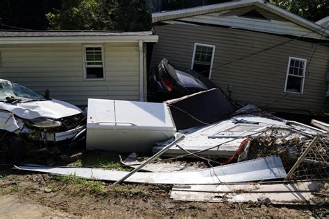 kentucky flood survivors turn to grim task burying the dead