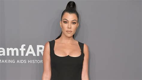 kourtney kardashian praised for not editing stretch marks