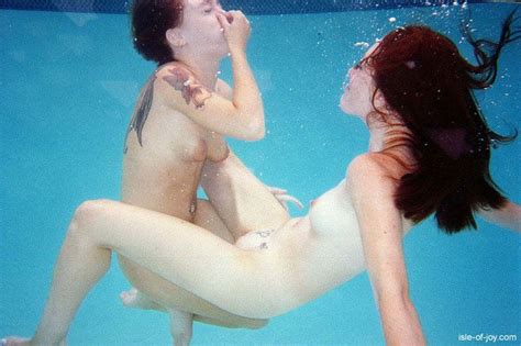Underwater Lesbian Sex